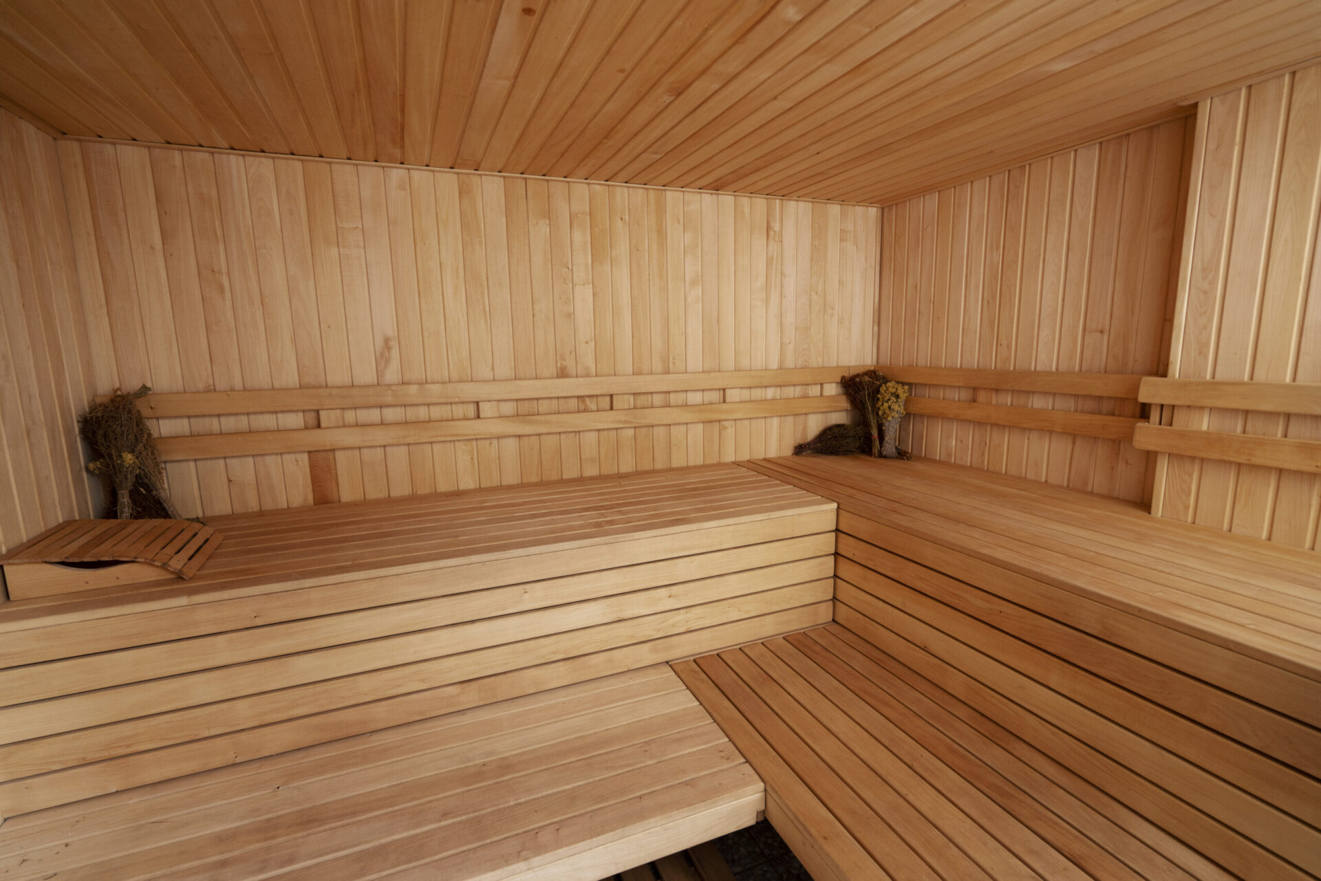 stanza-della-sauna-pulita-e-vuota